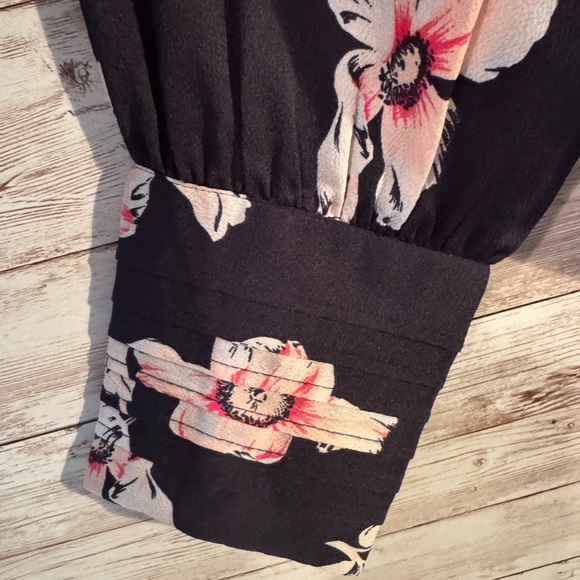 Ann Taylor Ms Size Small Navy Floral Women's Top
Poly Slip on Blouse Lg Slv.EUC - Picture 3 of 7